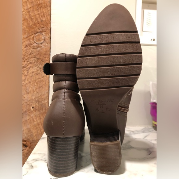 Size 6 ankle boots - extremely comfortable - Picture 4 of 5